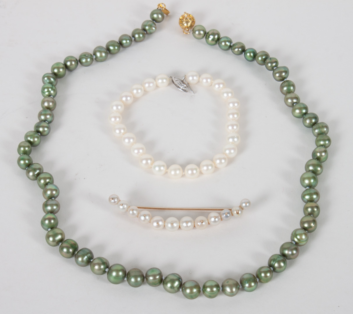 Appraisal: Pearl necklace bracelet and brooch green baroque pearl necklace in