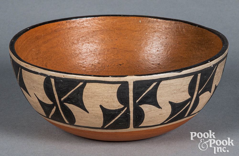 Appraisal: Contemporary Santo Domingo Pueblo pottery bowl Contemporary Santo Domingo Pueblo