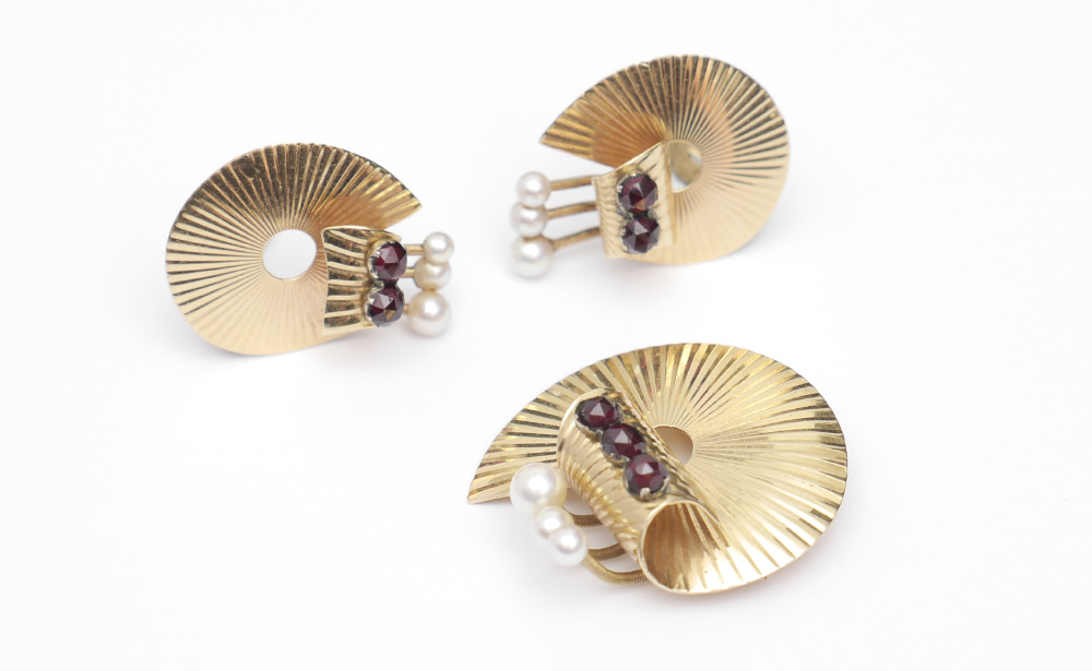 Appraisal: K RETRO PIN AND EARRING SET K yellow gold fluted