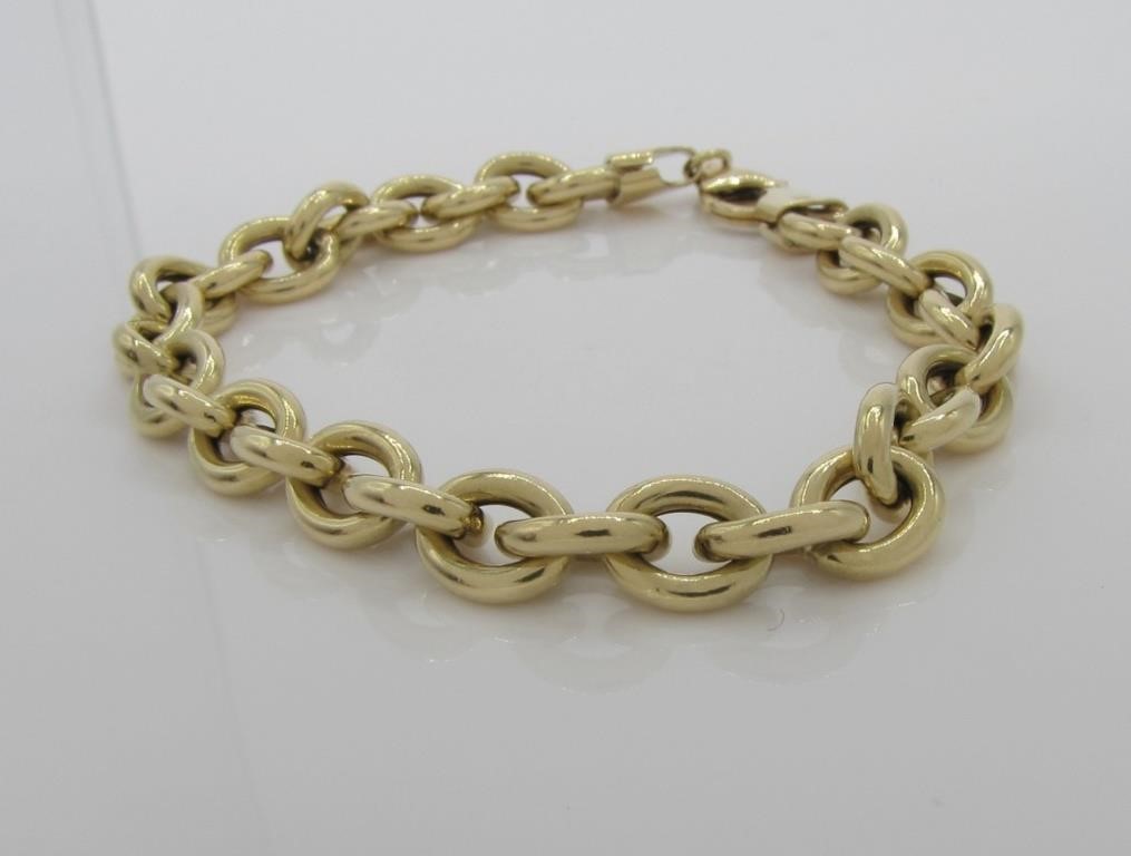 Appraisal: An K yellow gold oval link fashion bracelet with lobster