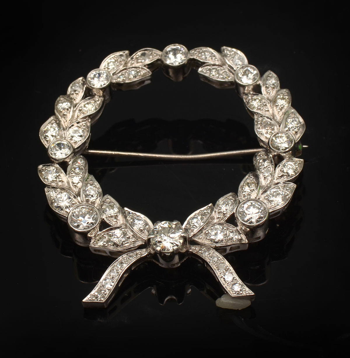 Appraisal: PLATINUM CTW DIAMOND WREATH BROOCH round brilliant cut diamonds are