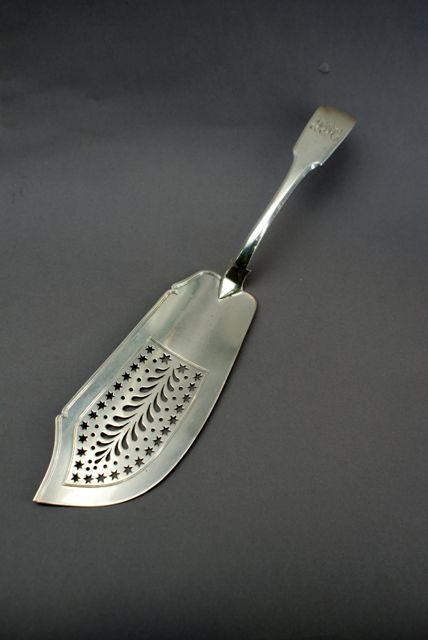 Appraisal: A sterling silver fiddle pattern fish slice by William Knight