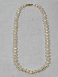 Appraisal: A cultured pearl necklace with carat gold clasp approx cm