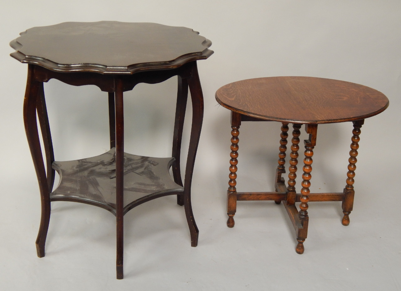 Appraisal: An early thC mahogany finished centre table with shaped moulded