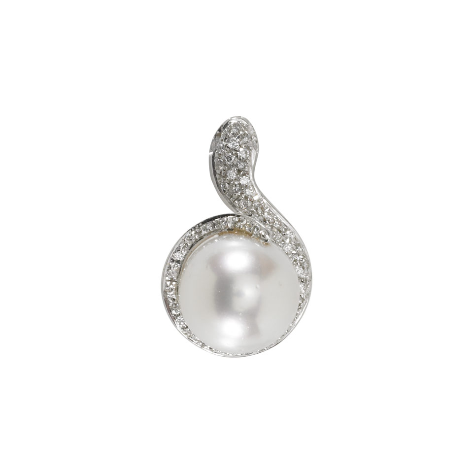 Appraisal: k White Gold Pendant set with a South Sea pearl