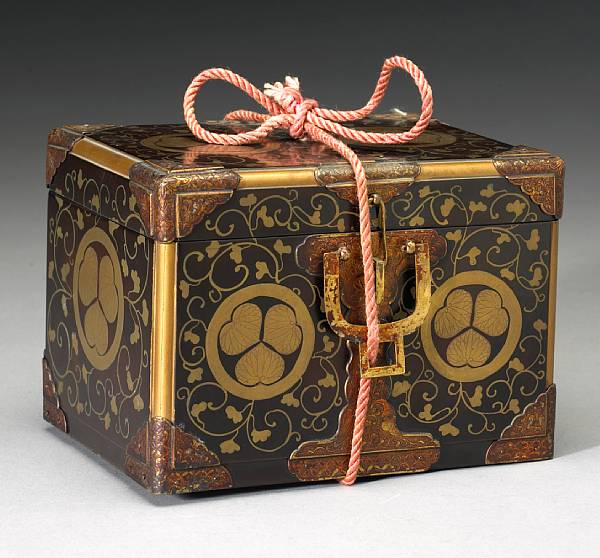 Appraisal: A group of five Japanese and Chinese lacquer boxes Including