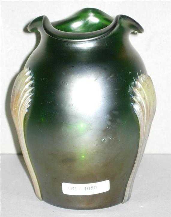 Appraisal: TRAVAIL ANONYME VASE vers Forme ovo de en verre vert