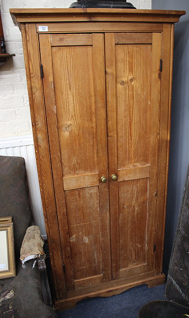 Appraisal: A LATE TH EARLY TH CENTURY PINE CUPBOARD with two