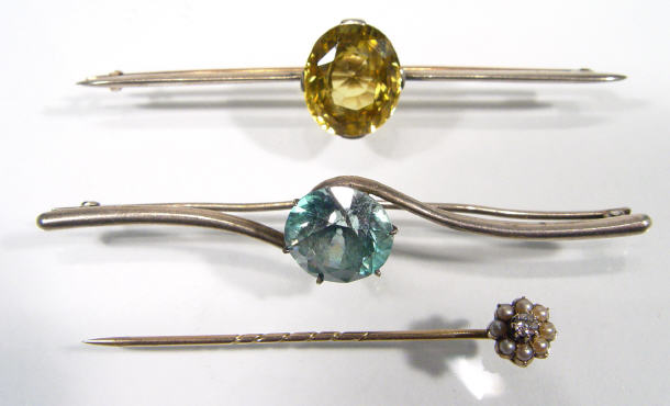 Appraisal: ct gold diamond and seed pearl stickpin and two bar