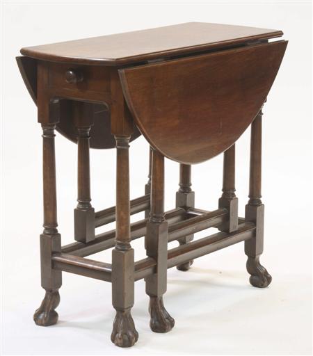 Appraisal: A mahogany drop leaf table the oval top over a