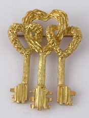 Appraisal: An carat gold brooch designed as keys stamped Cartier k