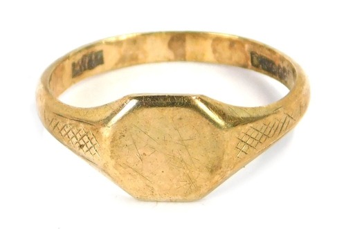 Appraisal: A ct gold gents signet ring the octagonal ring head