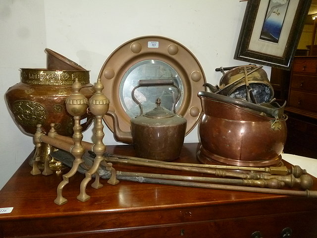 Appraisal: A QUANTITY OF VARIOUS MISCELLANEOUS METALWARE to include a copper