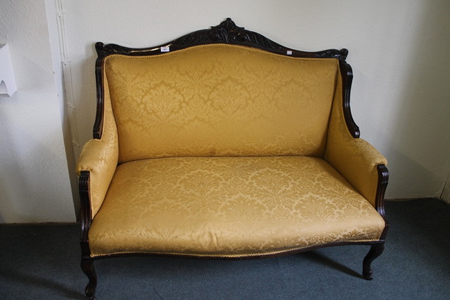 Appraisal: AN EDWARDIAN MAHOGANY SMALL SOFA with carved back and shaped