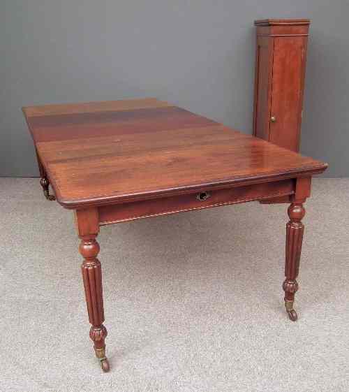 Appraisal: A Victorian mahogany extending dining table with four extra leaves