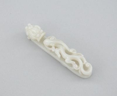 Appraisal: A Carved White Jade Dragon Belt Hook A carved white