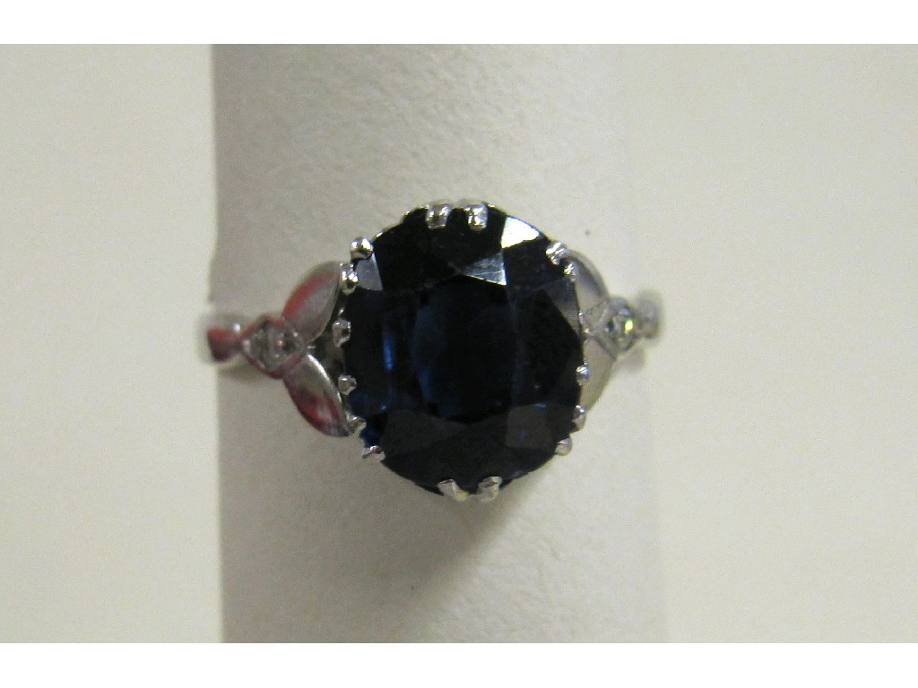 Appraisal: Eighteen carat gold oval cut sapphire single stone ring with