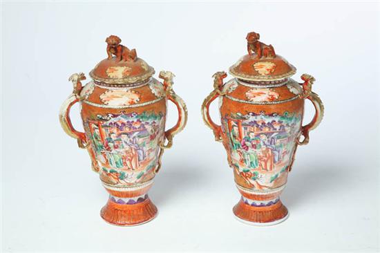 Appraisal: PAIR OF CHINESE EXPORT URNS Mid th century Famille Verte