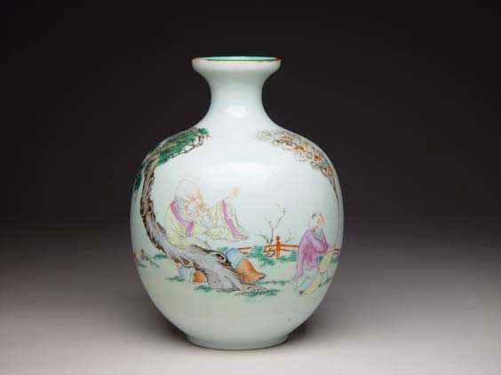 Appraisal: EARLY REPUBLIC PORCELAIN VASE Chinese Early Republic Period enameled porcelain