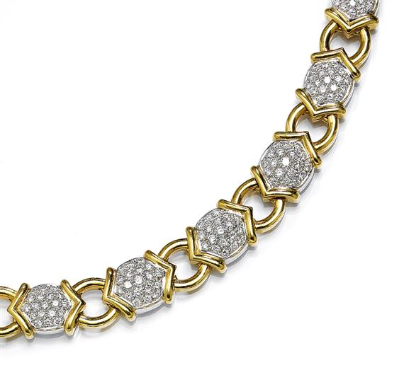 Appraisal: A GOLD AND DIAMOND NECKLACE Yellow and white gold g