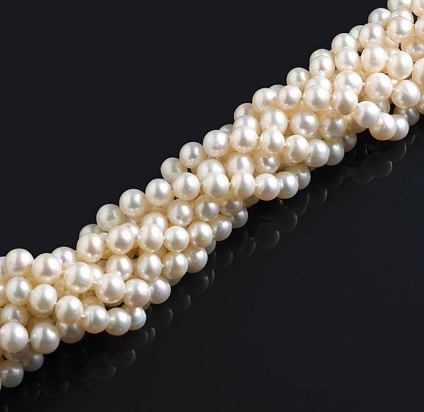 Appraisal: A freshwater cultured pearl necklace cultured pearls measuring approximately to