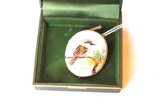 Appraisal: AN AUSTRALIAN HAND PAINTED KOOKABURRA BROOCH IN CT GOLD