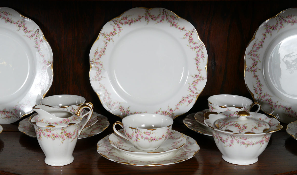 Appraisal: THEODORE HAVILAND FINE CHINA SERVICE IN THE VARENNE PATTERN Approx