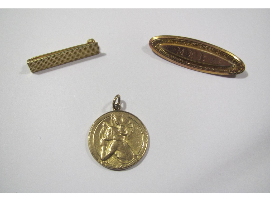 Appraisal: Lot comprising two gold bar brooches one ct and one