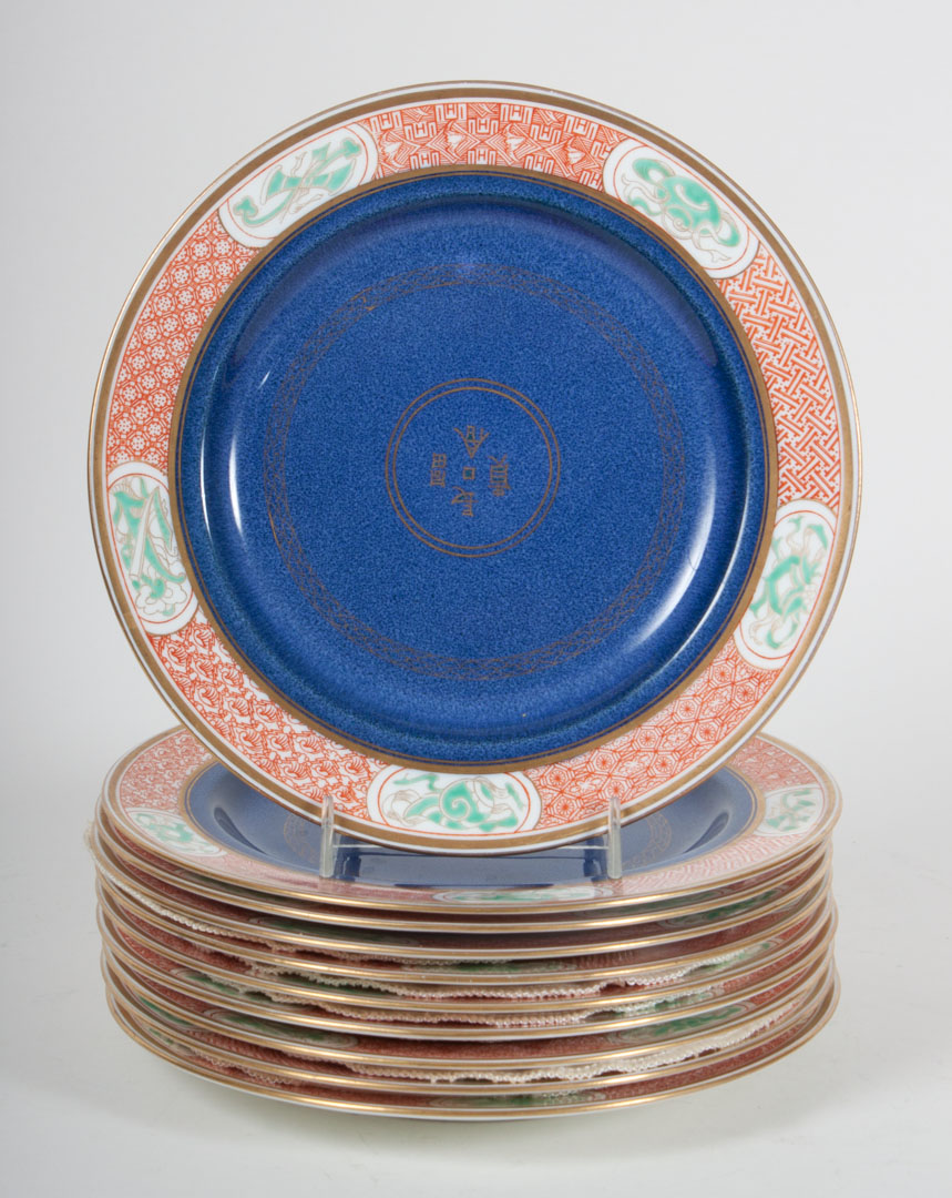 Appraisal: Wedgwood china cabinet plates chinoiserie border blue center with gilt