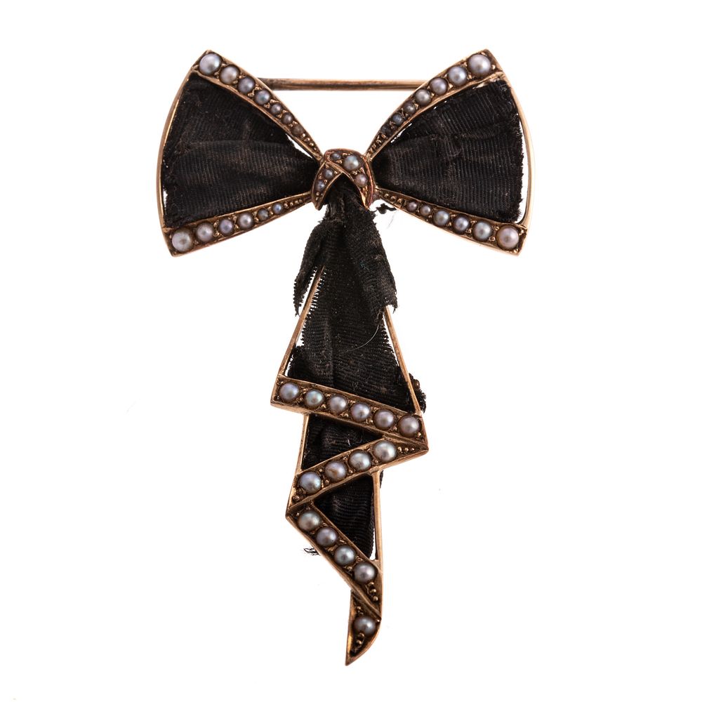 Appraisal: A Victorian Mourning Bow Brooch with Seed Pearls K yellow