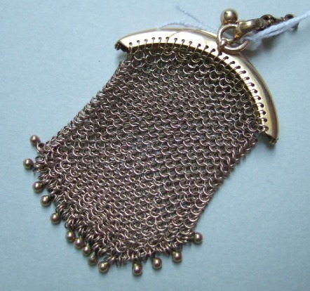 Appraisal: A ct gold chain mesh coin purse with a snap