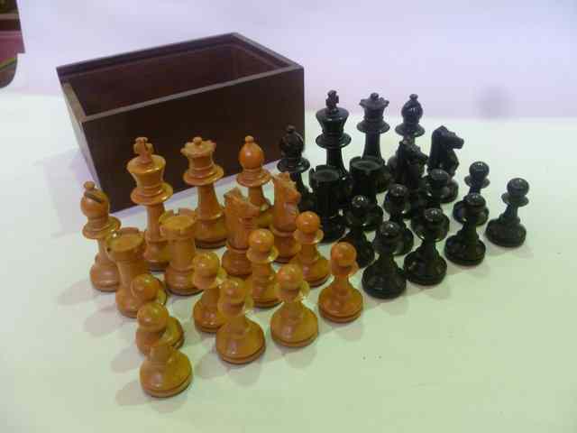 Appraisal: A SET OF BOXWOOD STAUNTON CHESS MEN