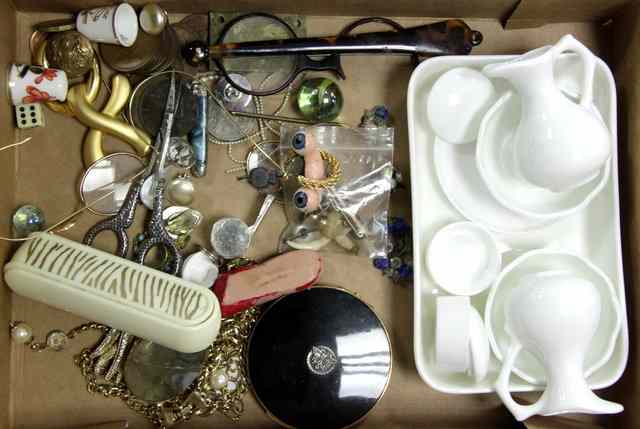 Appraisal: A quantity of costume jewellery and sundries including silver handled