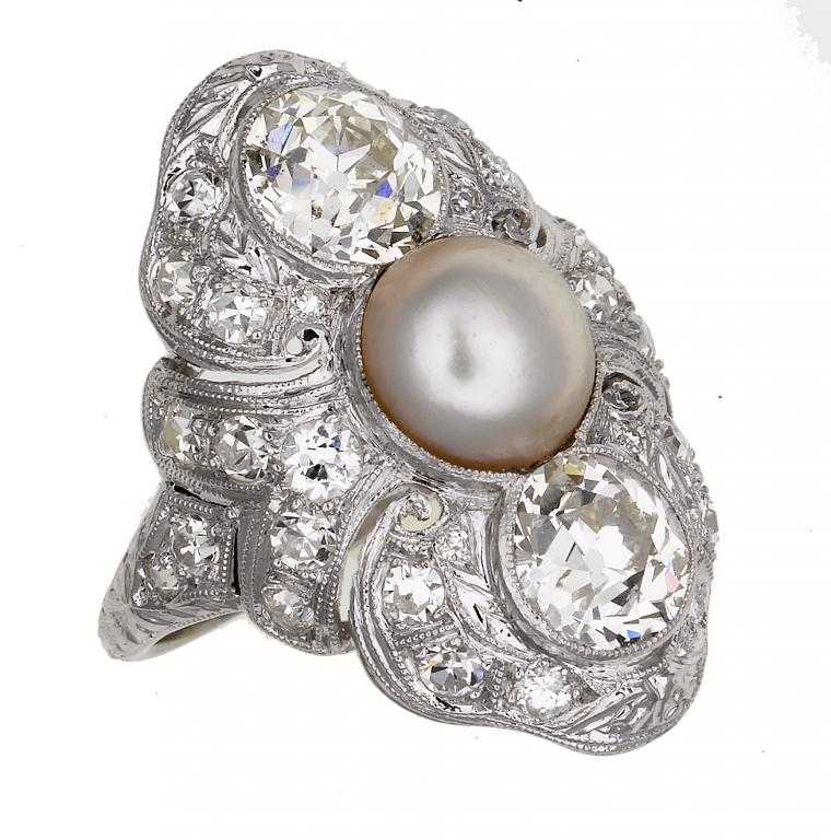 Appraisal: A DIAMOND AND CULTURED PEARL RING the single cultured pearl