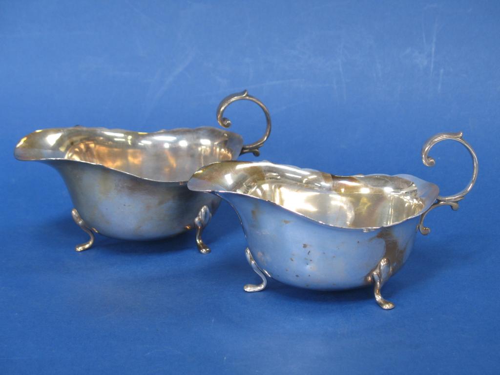 Appraisal: A PAIR OF SAUCE BOATS of oval form with flying