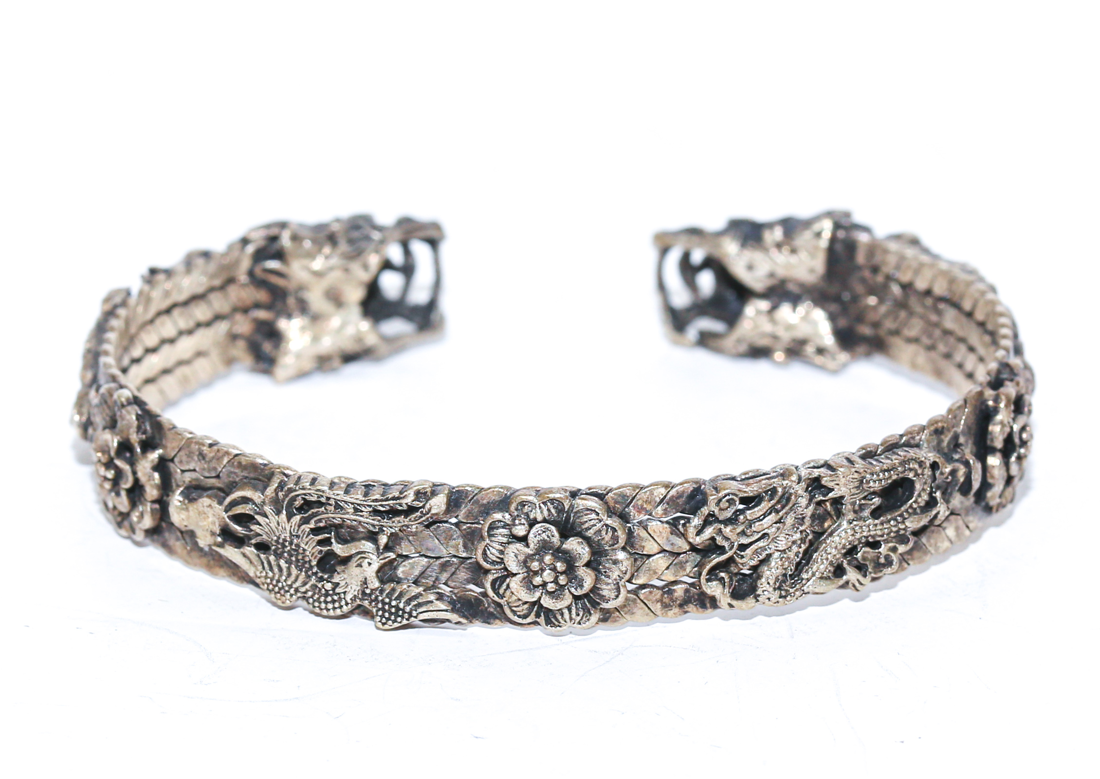 Appraisal: A SILVER TONED DRAGON CUFF BRACELET Silver toned metal with