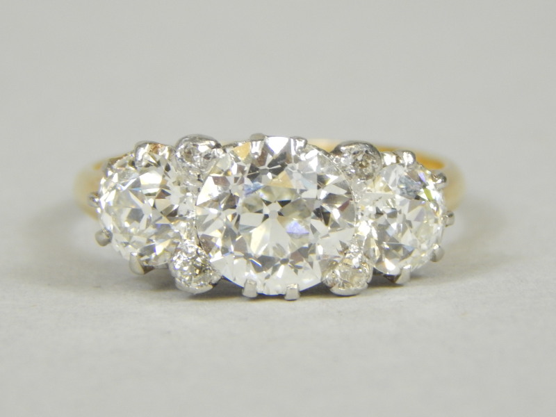 Appraisal: A diamond ring set with three large round brilliant cut