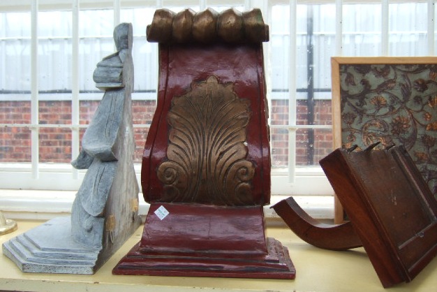 Appraisal: A wooden wall bracket with gilt carved acanthus leaf decoration