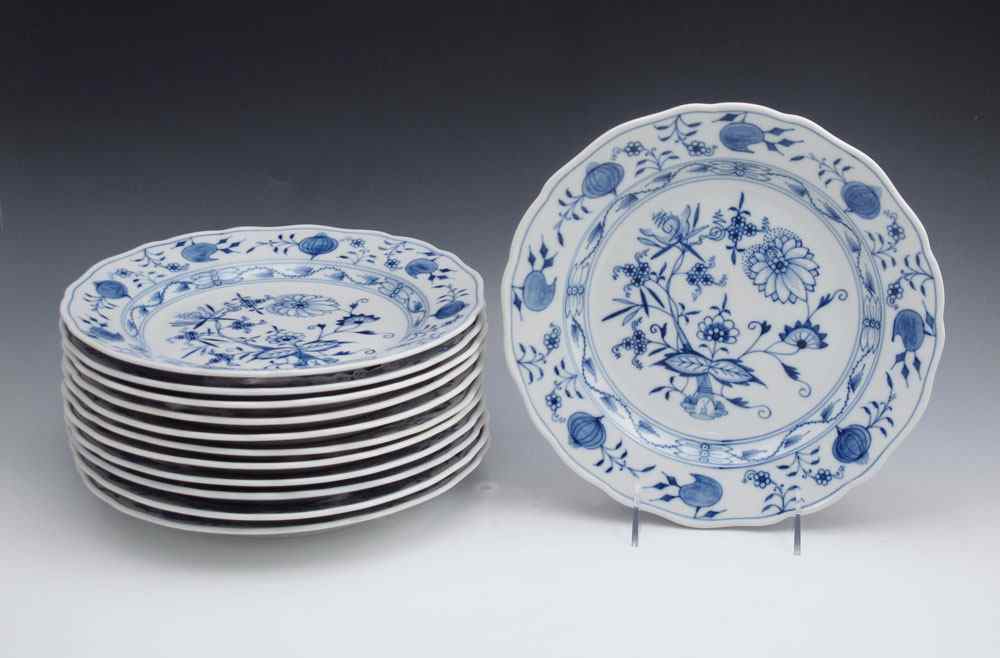 Appraisal: SET OF MEISSEN BLUE ONION DINNER PLATES '' dia cross