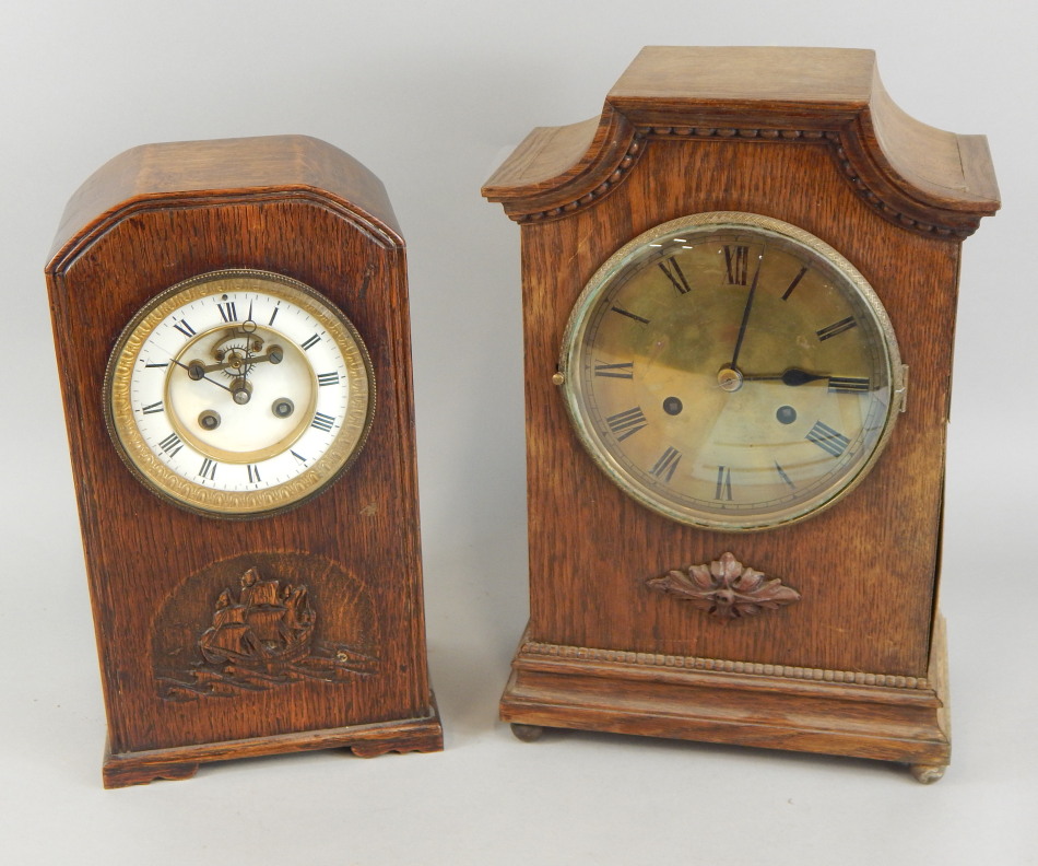 Appraisal: Two early thC oak cased mantel clocks one with a