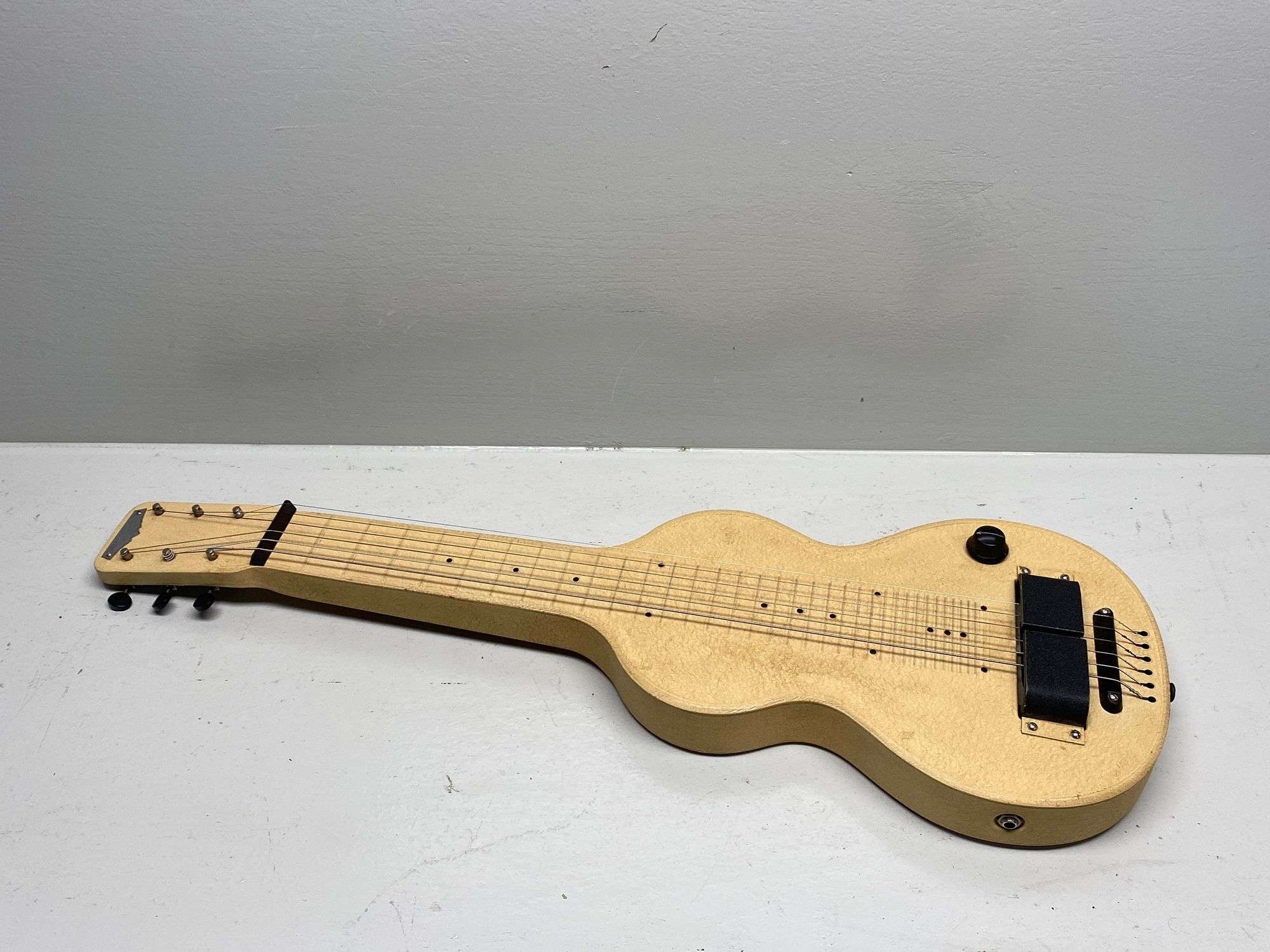 Appraisal: Rickenbacker model lap steelRickenbacker model lap steel minor finish wear