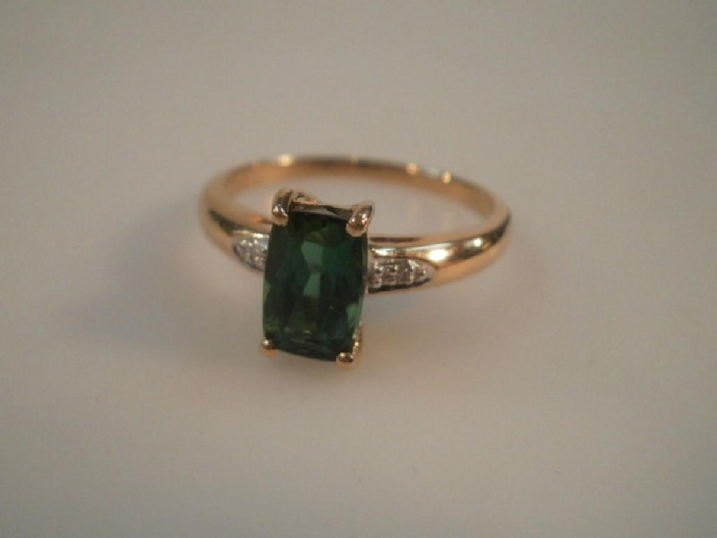 Appraisal: A dress ring set with a central trap cup green