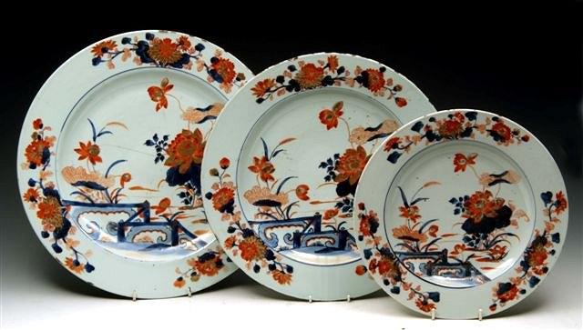 Appraisal: A SET OF THREE TH CENTURY CHINESE PORCELAIN GRADUATED CHARGERS