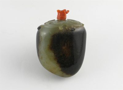 Appraisal: A Chinese jade snuff bottle carved from a rounded pebble