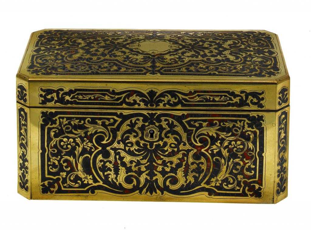 Appraisal: A FRENCH BOULLE TEA CADDY the lid and front inlaid