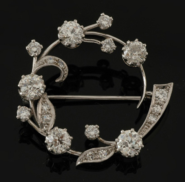 Appraisal: A diamond brooch In the form of a garland set