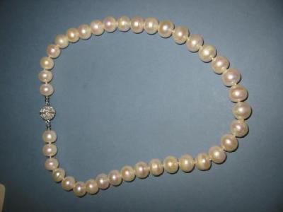 Appraisal: A FRESH WATER PEARL NECKLACE the large white beads with