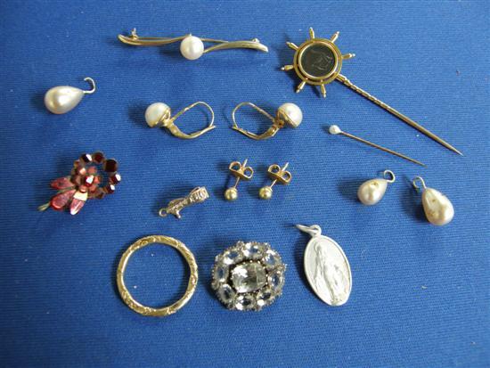 Appraisal: Ten miscellaneous items of jewellery including a cultured pearl bar