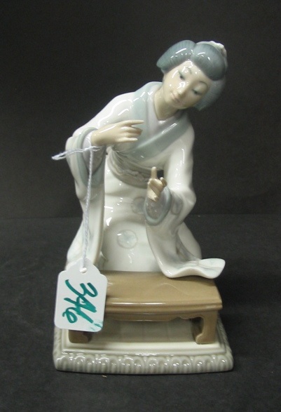 Appraisal: A LLADRO FIGURINE of a Japanese woman kneeling with hands