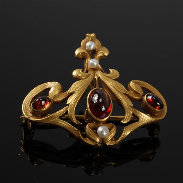 Appraisal: Art Nouveau K yellow gold rhodolite garnet jeweled lapel pin